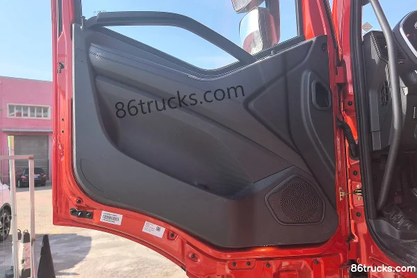 FAW Jiefang J6P Classic Edition 13.2L LNG 530 hp 6X4(10 wheels) FAW Jiefang 12-speed High Roof Tractor Truck Cab (1) | 86Trucks