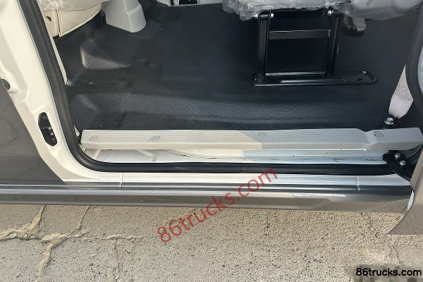 SRM Xinyuan New Haishi X30L 2025 model Champion Edition 1.5L gasoline 110hp 6-seat central air conditioning light bus Cargo Box (1) | 86Truc
