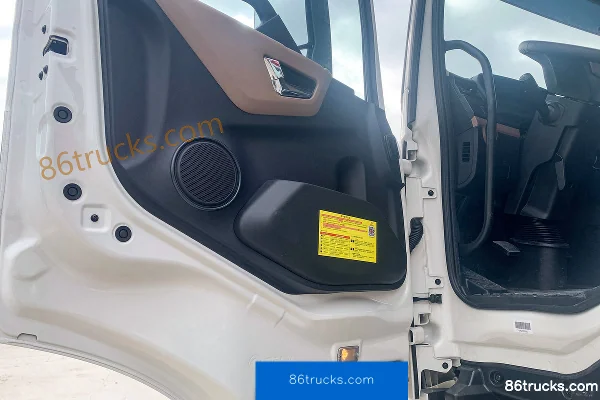 Dongfeng Commercial Vehicle Tianjin KR PLUS Comfort Edition 300hp 4X2(6 wheels) 9.75m Box Cargo Truck Cab (3) | 86Trucks