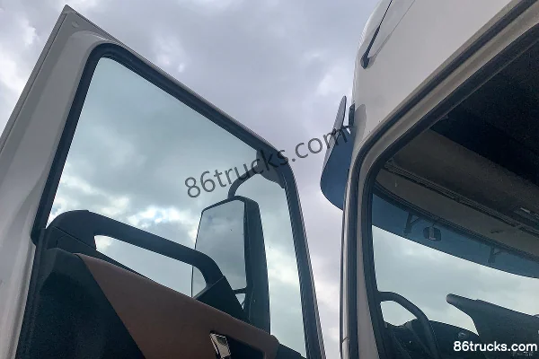 Dongfeng Commercial Vehicle Tianjin KR PLUS Comfort Edition 300hp 4X2(6 wheels) 9.75m Box Cargo Truck Cab (2) | 86Trucks