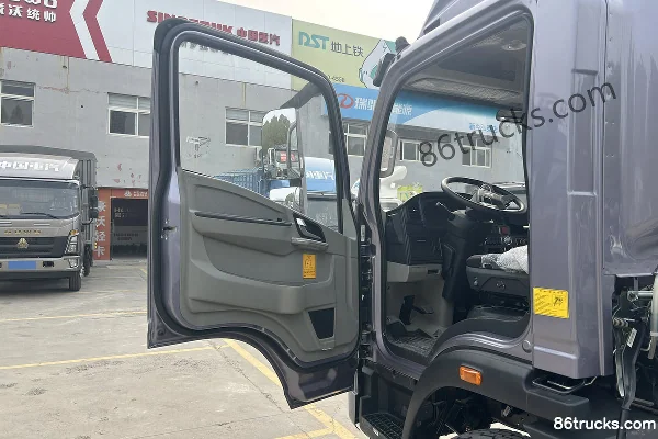 Sinotruk HOWO Tongsai 2.5L Diesel 180hp 4X2(6 wheels) Sinotruk 12-speed 4.15m single-row van light truck Cab (1) | 86Trucks