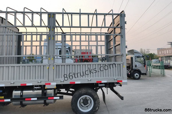 Sinotruk HOWO Hàn Jiāng 2.5L Diesel 180 ch 4X2(6 roues) Sinotruk 8 vitesses 4,15 m cabine simple ridelle Camion léger Carrosserie (1) | 86Tr