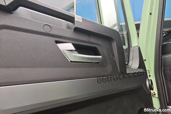 Sinotruk HOWO V7-X Standard Transport Edition 6X4(10 wheels) Battery Electric Tractor Truck CATL 400kWh Cab (2) | 86Trucks