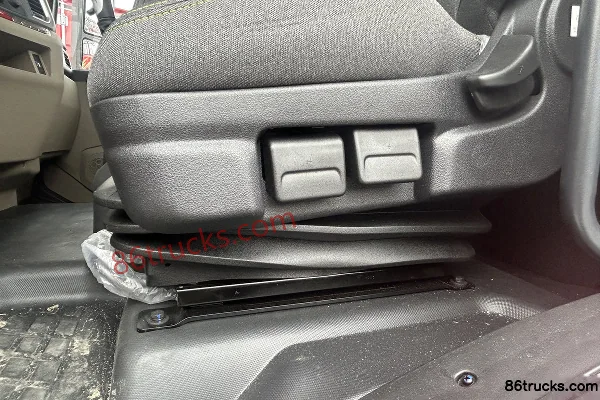 SHACMAN Cummins Longji Lightweight Edition 240hp 4X2(6 wheels) 9.8m wing-opening van truck Cab (3) | 86Trucks