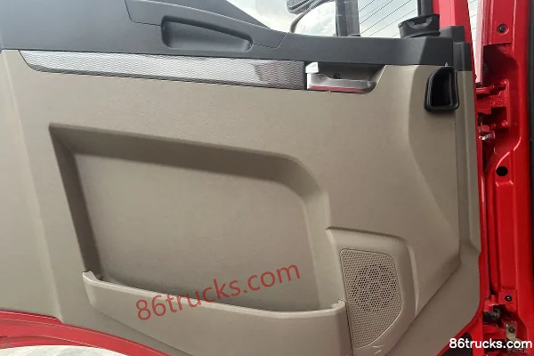 SHACMAN Cummins Longji Lightweight Edition 240hp 4X2(6 wheels) 9.8m wing-opening van truck Cab (1) | 86Trucks