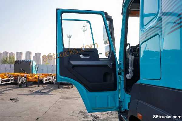 Sinotruk HOWO V7-X 6X4(10 wheels) battery swap pure electric tractor truck CATL 400kWh Cab (2) | 86Trucks