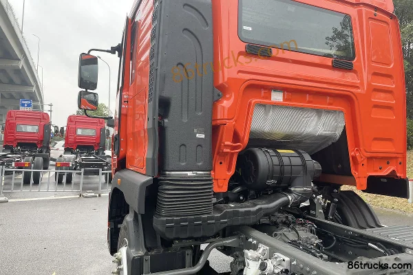 Sinotruk HOWO TX7 4.6L Diesel 240 hp 4X2(6 wheels) Sinotruk 8-Speed 10m Semi-Sleeper Van Cargo Truck Chassis (2) | 86Trucks