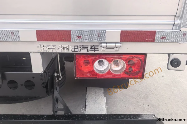 Foton S3 2.5L Diesel 176hp 4X2(6 wheels) WLY 6-Speed 4.17m Single Row Cab Stake Truck Body (3) | 86Trucks