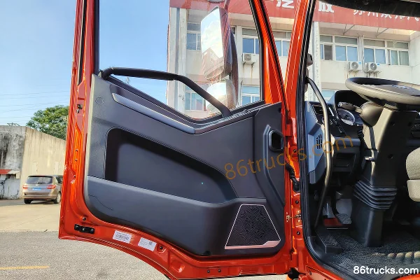 FAW Jiefang J6L Medium Truck Classic Edition 240hp 4X2(6 wheels) 6.75m stake truck (flat top) Cab (1) | 86Trucks
