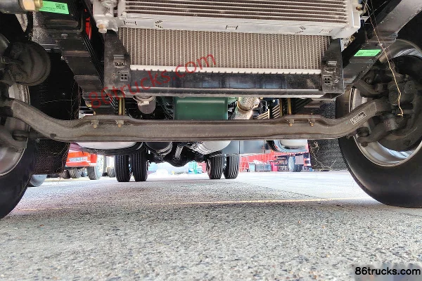 FAW Jiefang J6L Medium Truck Classic Edition 240hp 4X2(6 wheels) 6.75m stake truck (flat top) Chassis (1) | 86Trucks