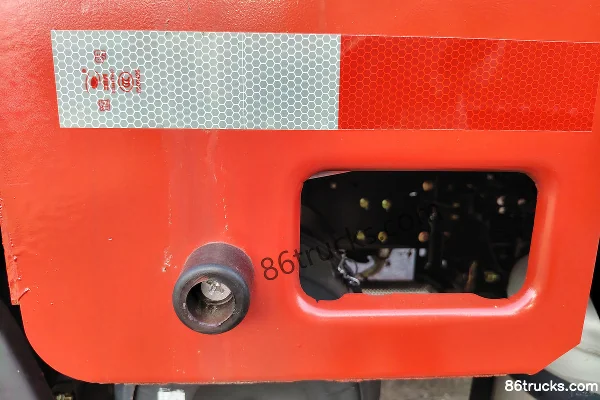 FAW Jiefang J6L Medium Truck Classic Edition 240hp 4X2(6 wheels) 6.75m stake truck (flat top) Body (2) | 86Trucks