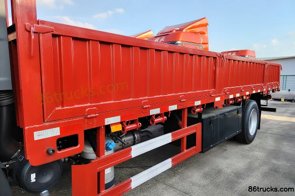 FAW Jiefang J6L Medium Truck Classic Edition 240hp 4X2(6 wheels) 6.75m stake truck (flat top) Body (1) | 86Trucks