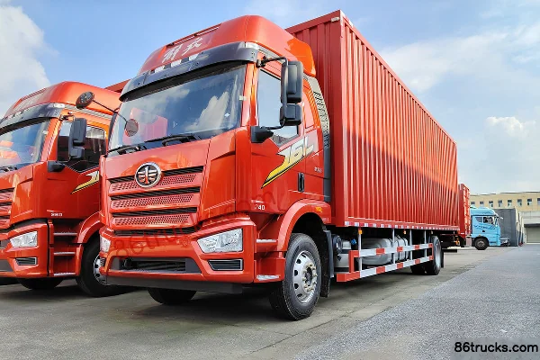 FAW Jiefang J6L Medium Truck Elite Edition 240 hp 4X2(6 wheels) 9.7m Van Cargo Truck Exterior (2) | 86Trucks