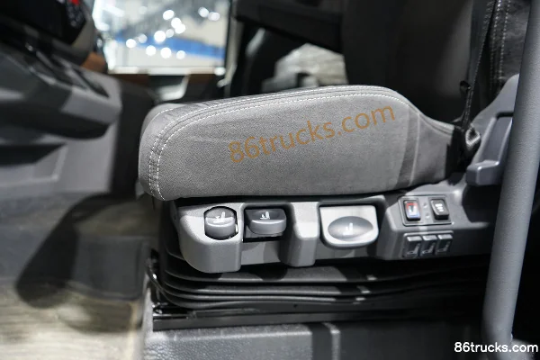 Dongfeng Tianlong Flagship GX 14.5L LNG 630hp 6X4(10 wheels) Eaton 12-speed AMT automatic tractor truck Cab (3) | 86Trucks