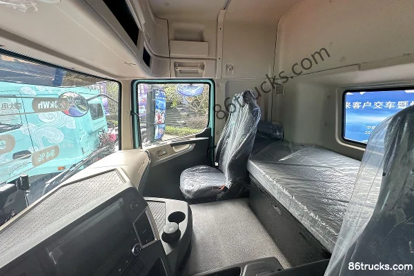 Lingyi Auto Jingzhe Composite 6X4(10 wheels) Electric Tractor Truck Wuhan BYD 603.34kWh Cab (3) | 86Trucks