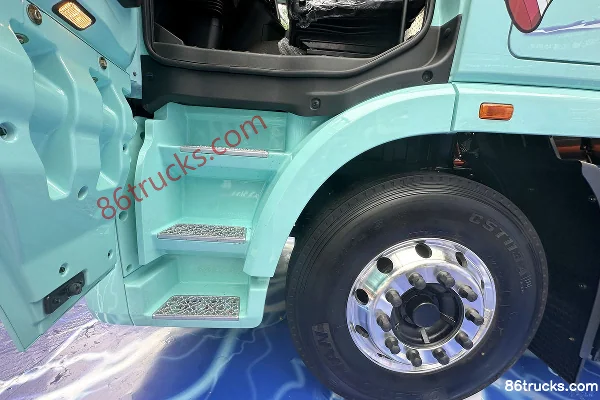 Lingyi Auto Jingzhe Composite 6X4(10 wheels) Electric Tractor Truck Wuhan BYD 603.34kWh Cab (2) | 86Trucks