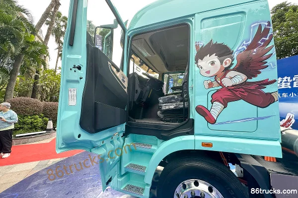 Lingyi Auto Jingzhe Composite 6X4(10 wheels) Electric Tractor Truck Wuhan BYD 603.34kWh Cab (1) | 86Trucks