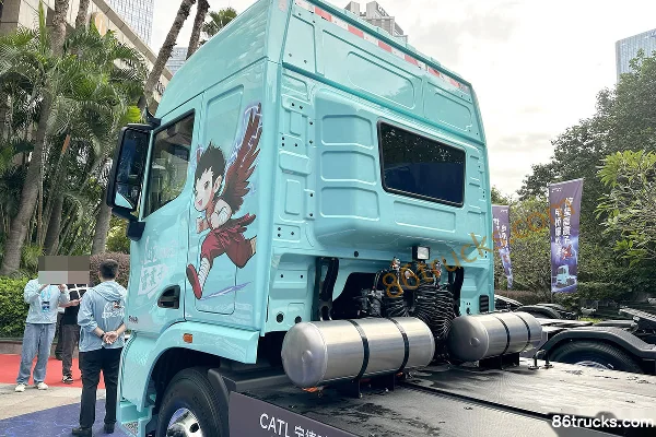 Lingyi Auto Jingzhe Composite 6X4(10 wheels) Electric Tractor Truck Wuhan BYD 603.34kWh Chassis (3) | 86Trucks