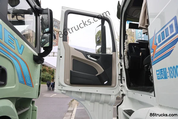 SHACMAN Delong M5000E Lightweight Version 4X2(6 wheels) 9.55m pure electric box cargo truck CATL 262.75kWh Cab (1) | 86Trucks