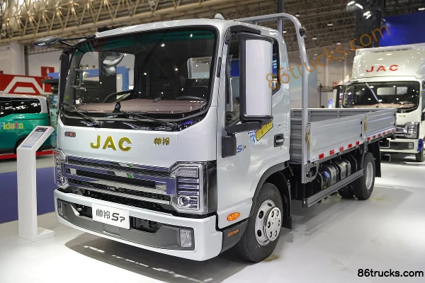 JAC Shuailing S7 2.5L Diesel 180 hp 4X2(6 wheels) Xingrui 6-Speed 4.18m Single Row Flatbed Truck Exterior (3) | 86Trucks