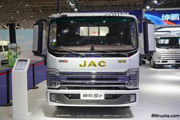JAC Shuailing S7 2.5L Diesel 180 hp 4X2(6 wheels) Xingrui 6-Speed 4.18m Single Row Flatbed Truck Exterior (2) | 86Trucks