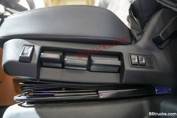 SHACMAN Cummins Longxiao Elite Edition 560hp 6X4(10 wheels) AMT Automatic Tractor Truck Cab (3) | 86Trucks
