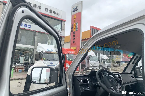 Dongfeng T3 (formerly Xiaobawang W) 1.6L 123hp 4X2(6 wheels) Gasoline 2.7m Single Row Flatbed Light Truck (Single Rear Tire) Cab (2) | 86Tru