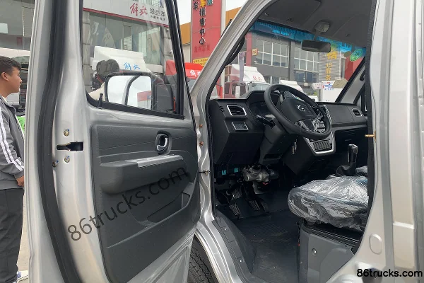 Dongfeng T3 (formerly Xiaobawang W) 1.6L 123hp 4X2(6 wheels) Gasoline 2.7m Single Row Flatbed Light Truck (Single Rear Tire) Cab (1) | 86Tru