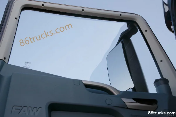 FAW Jiefang Qingdao JH6 7.8L Diesel 380 hp 4X2(6 wheels) Fast Gear 10-speed 6.75m Raised Roof Stake Truck Cab (3) | 86Trucks
