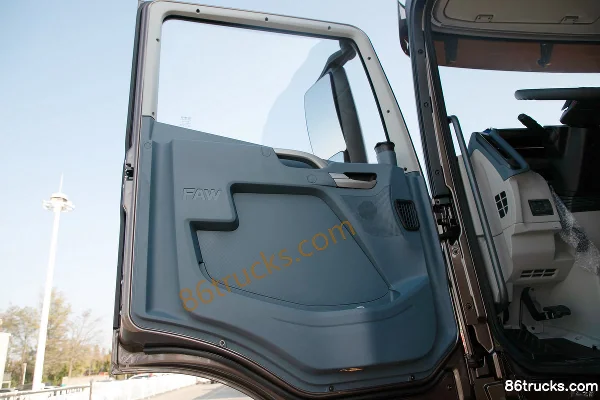 FAW Jiefang Qingdao JH6 7.8L Diesel 380 hp 4X2(6 wheels) Fast Gear 10-speed 6.75m Raised Roof Stake Truck Cab (2) | 86Trucks