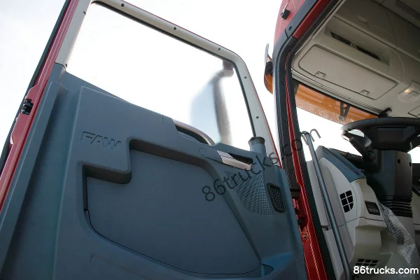 FAW Jiefang Qingdao JH6 12.5L CNG 480 hp 6X4(10 wheels) Fast Gear 12-speed Tractor Truck Cab (3) | 86Trucks