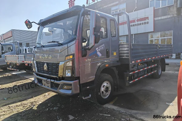 Sinotruk HOWO Tongsai 180hp 4X2(6 wheels) 5.2m Semi-row Flatbed Cargo Truck Exterior (3) | 86Trucks