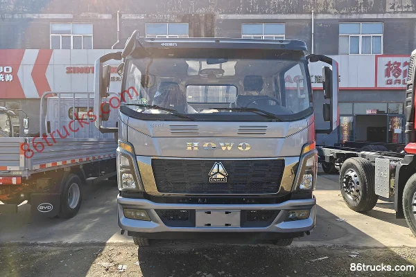 Sinotruk HOWO Tongsai 180hp 4X2(6 wheels) 5.2m Semi-row Flatbed Cargo Truck Exterior (2) | 86Trucks