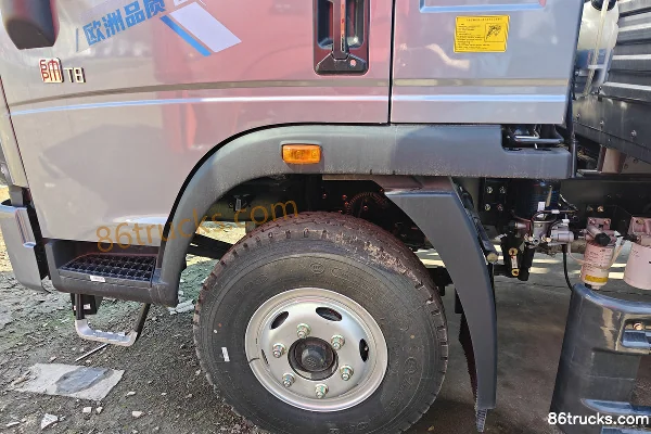 Sinotruk HOWO Tongsai 180hp 4X2(6 wheels) 5.2m Semi-row Flatbed Cargo Truck Chassis (3) | 86Trucks