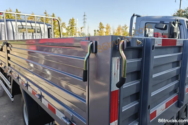 Sinotruk HOWO Tongsai 180hp 4X2(6 wheels) 5.2m Semi-row Flatbed Cargo Truck Body (2) | 86Trucks