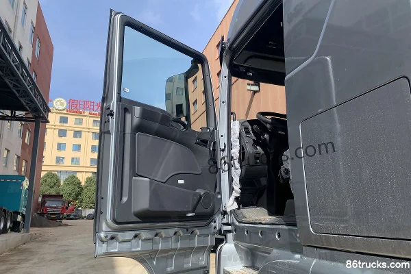 Sinotruk HOWO V9 Classic Edition 6X4(10 wheels) Pure Electric Tractor Truck 601kWh Cab (1) | 86Trucks