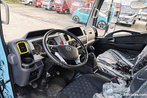 Dongfeng Duolika D5 Ruineng Edition 88 hp 4X2(6 wheels) 3.5m single-row cage cargo light truck (air brake) Cab (2) | 86Trucks