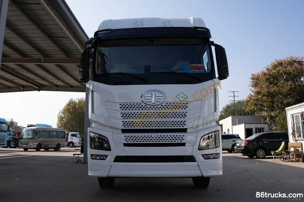 FAW Jiefang Qingdao JH6 Heavy Truck Zhixiang Edition 590 hp 6X4(10 wheels) LNG Automatic Hazardous Material Tractor Truck Exterior (2) | 86T