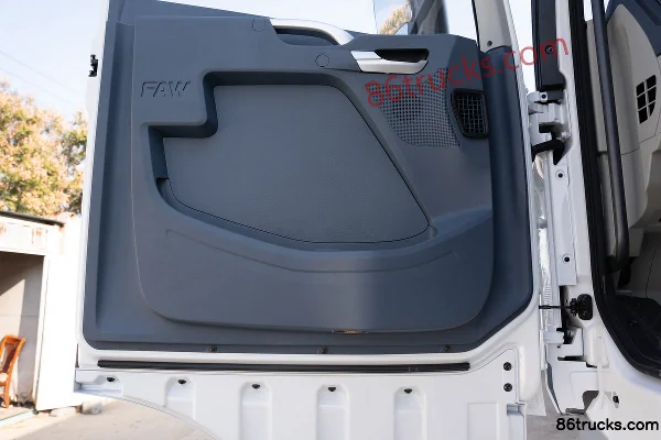 FAW Jiefang Qingdao JH6 Heavy Truck Zhixiang Edition 590 hp 6X4(10 wheels) LNG Automatic Hazardous Material Tractor Truck Cab (2) | 86Trucks