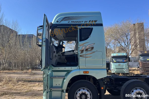 FAW Jiefang Qingdao JH6 Zhizun Edition 2.0 12.5L Diesel 580 hp 8X4(12 wheels) Fast Gear 16-speed AMT Automatic 9.5m Half-row Stake Truck Cab