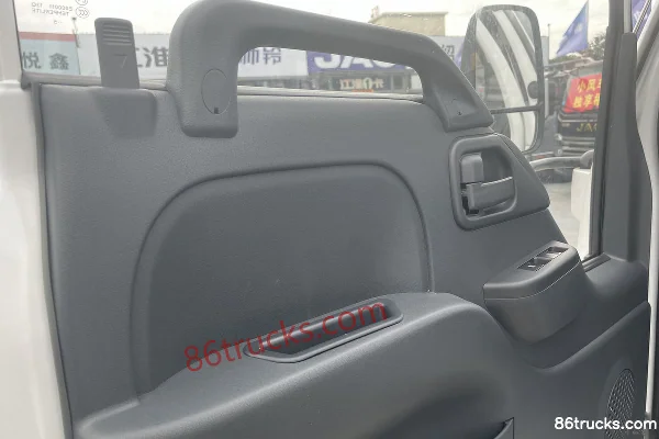 Isuzu 100P 115 hp 4X2(6 wheels) 3.235m double-row flatbed light truck Cab (1) | 86Trucks