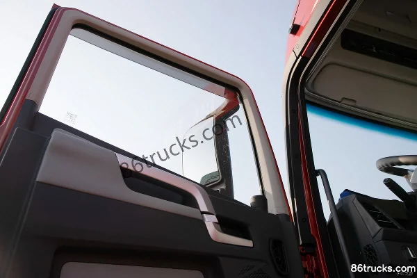 FAW Jiefang Qingdao Yinghang Zhixiang Edition 14.6L LNG 630 hp 6X4(10 wheels) Fast Gear 16-speed AMT Automatic Tractor Truck Cab (2) | 86Tru