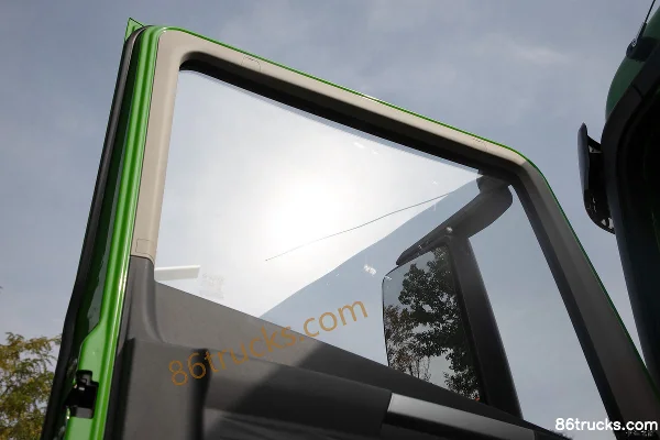 FAW Jiefang Qingdao Yingchi 8.2L Diesel 380 hp 8X4(12 wheels) Fast Gear 12-Speed Flat Top 5.6m Dump Truck Cab (2) | 86Trucks