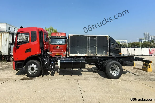 Dongfeng Tianjin KR Star Edition 4.8L Diesel 240hp 4X2(6 wheels) Fast Gear 8-Speed 6.8m Flatbed Cargo Truck Exterior (3) | 86Trucks