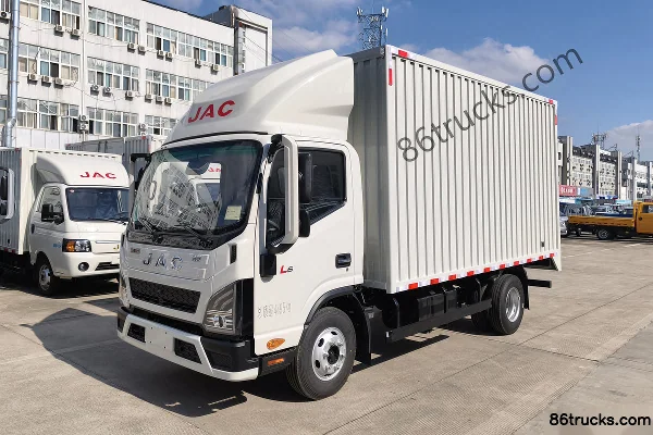 JAC Lingpao L6 2.5L diesel 150hp 4X2(6 wheels) 5-speed 4.15m single-row van light truck Exterior (3) | 86Trucks