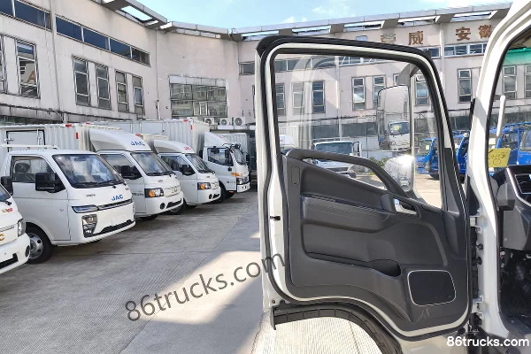 JAC Lingpao L6 2.5L diesel 150hp 4X2(6 wheels) 5-speed 4.15m single-row van light truck Cab (2) | 86Trucks