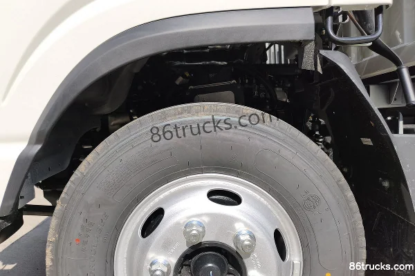 JAC Lingpao L6 2.5L diesel 150hp 4X2(6 wheels) 5-speed 4.15m single-row van light truck Chassis (2) | 86Trucks