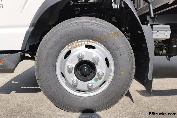 JAC Lingpao L6 2.5L diesel 150hp 4X2(6 wheels) 5-speed 4.15m single-row van light truck Chassis (1) | 86Trucks