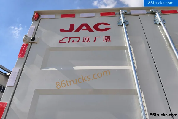 JAC Lingpao L6 2.5L diesel 150hp 4X2(6 wheels) 5-speed 4.15m single-row van light truck Body (3) | 86Trucks