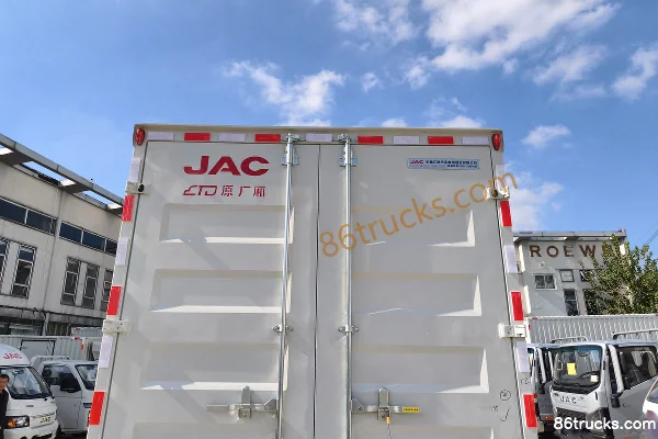 JAC Lingpao L6 2.5L diesel 150hp 4X2(6 wheels) 5-speed 4.15m single-row van light truck Body (2) | 86Trucks